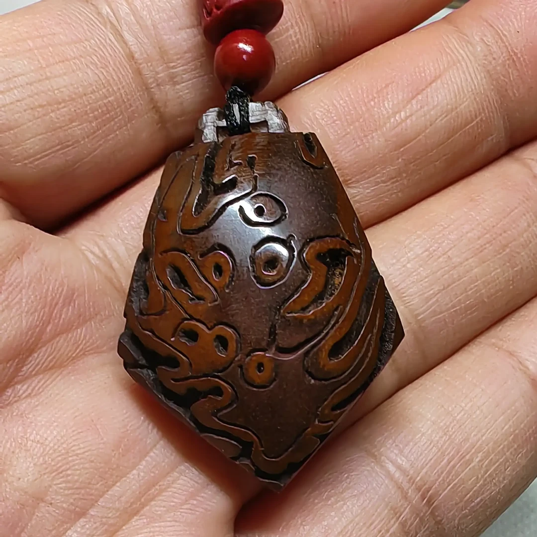 庇佑平安雕刻饰品