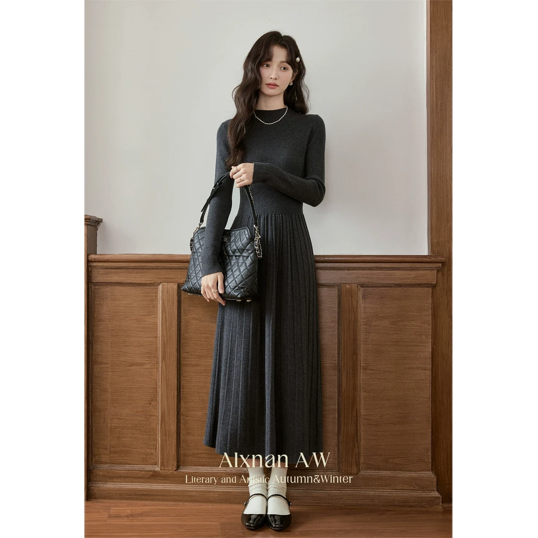 鹿向南「祈愿少女」气质圆领针织连衣裙女2024冬显瘦保暖裙子L52017