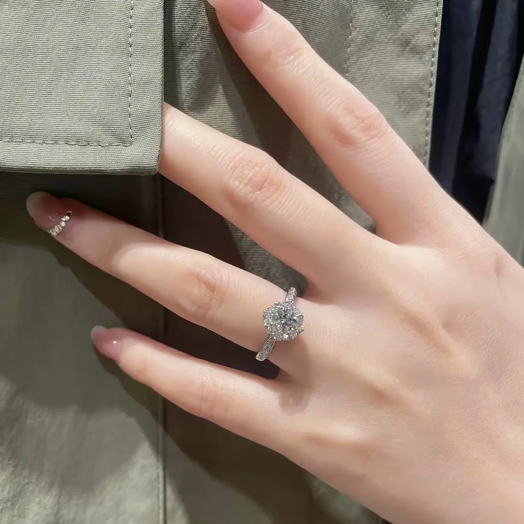 18K金灿若50分钻石戒指轻奢时尚女士