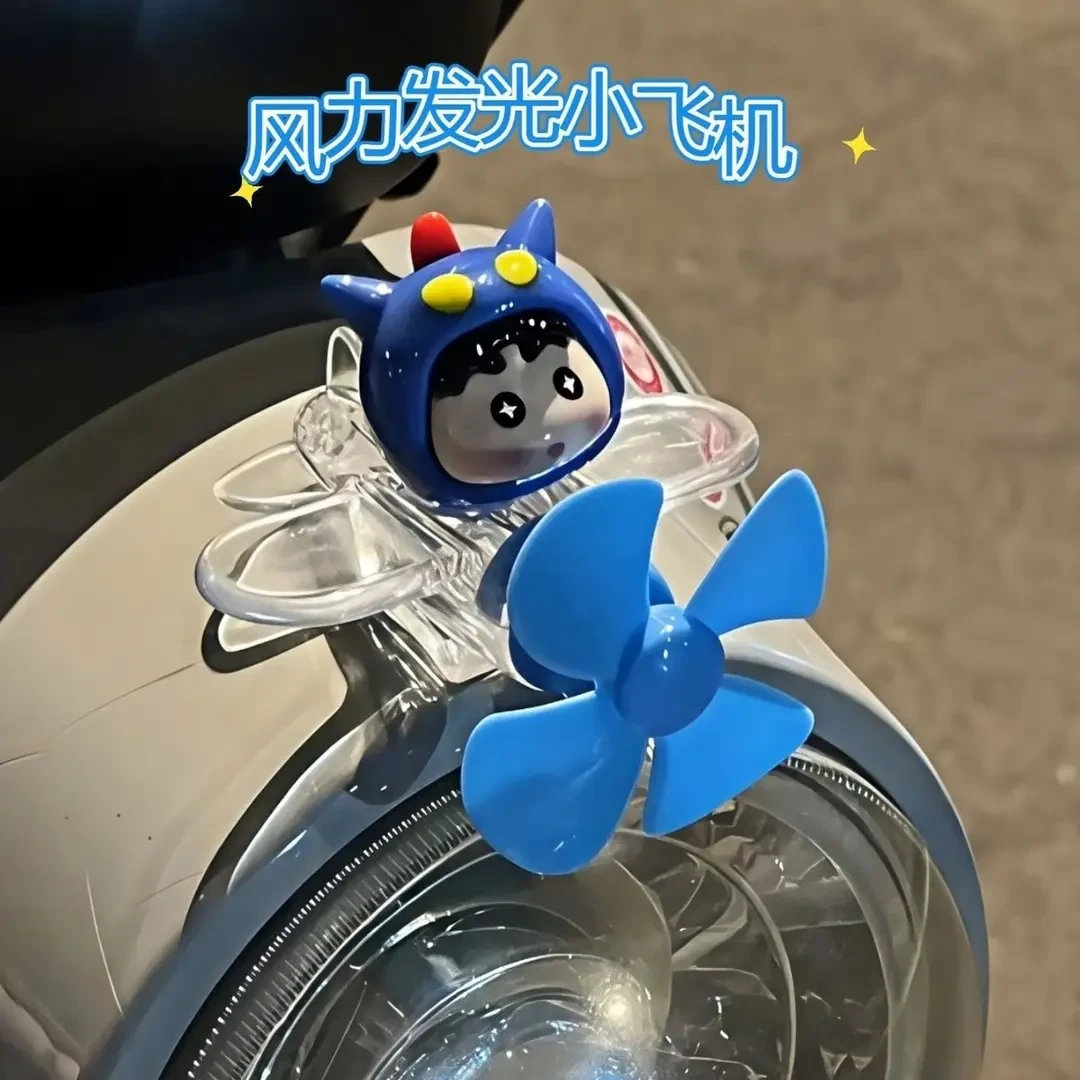 新品蜡笔小新风力发光飞机电动车七彩摩托车摆件风能发电装饰车载