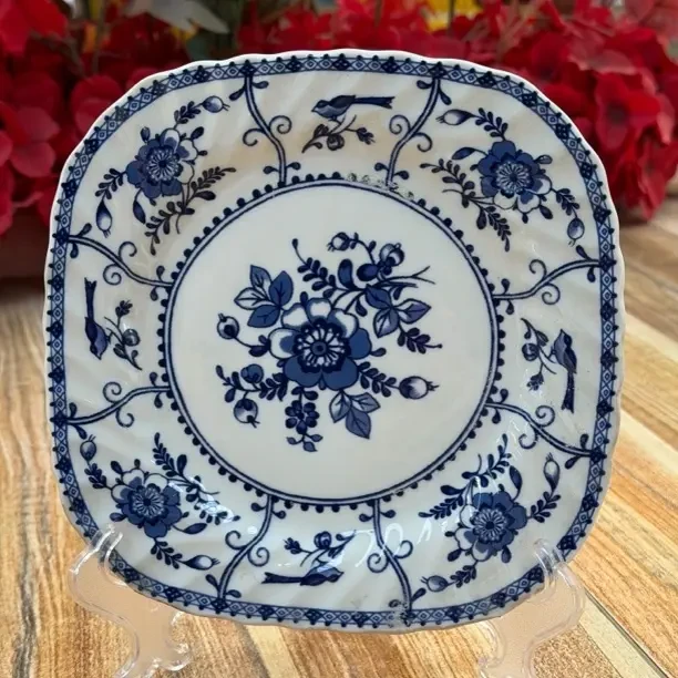 百年陶瓷工艺打造英伦青花缠枝纹花卉方盘是餐桌与陈设的雅致之选