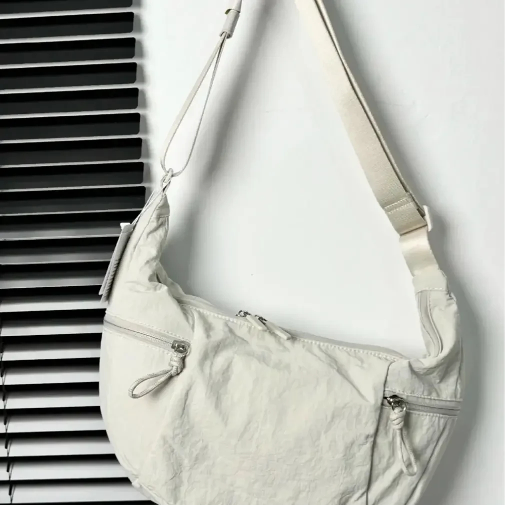 【Lulu Epoch】Slou肩带可调节饺子包牛角包