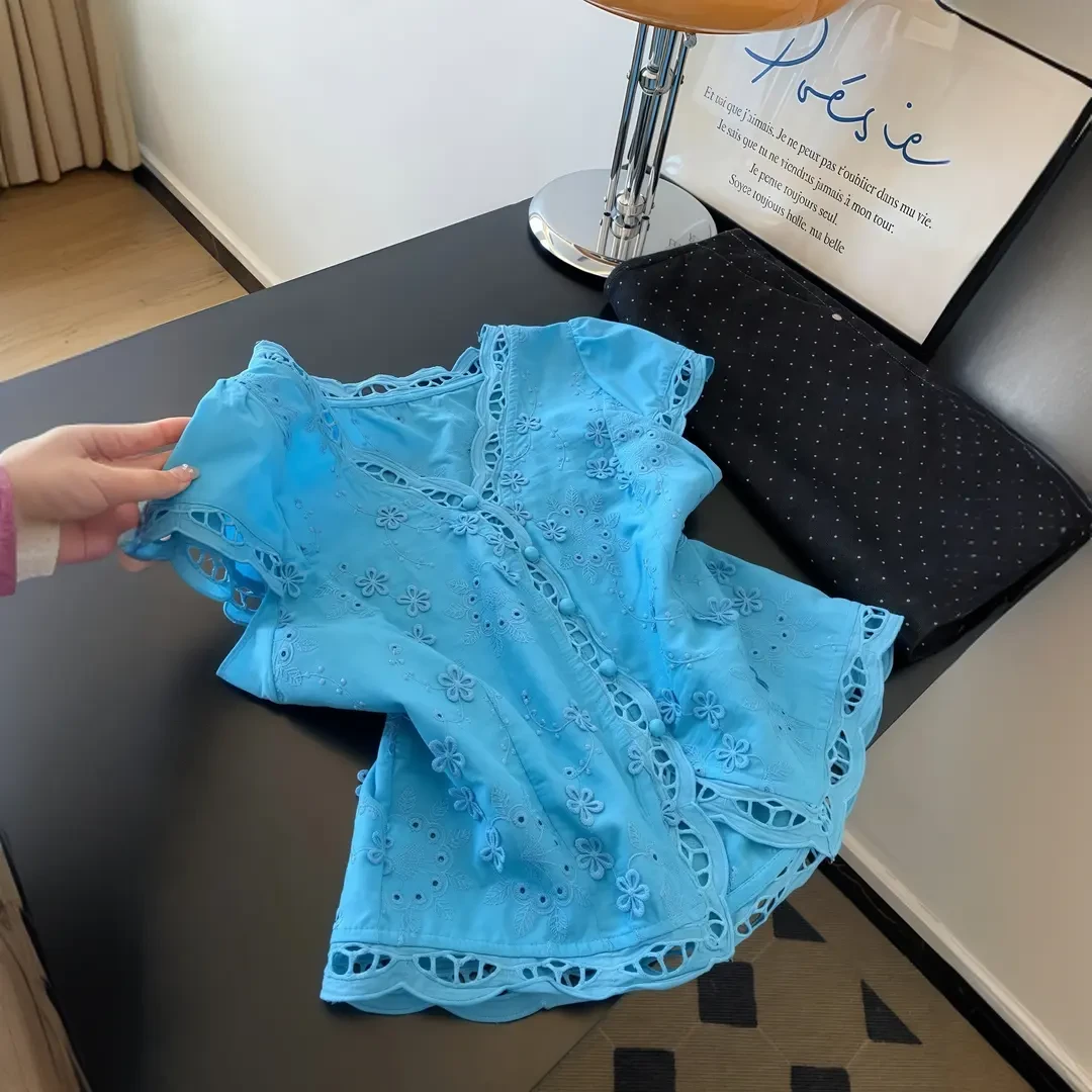 法式甜美v领镂空立体花朵2025夏季新款减龄宽松透气小飞袖衬衫女