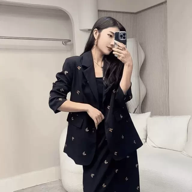 大码气质高级感西装套装女秋季新款胖mm蝴蝶刺绣显瘦半身裙两件套