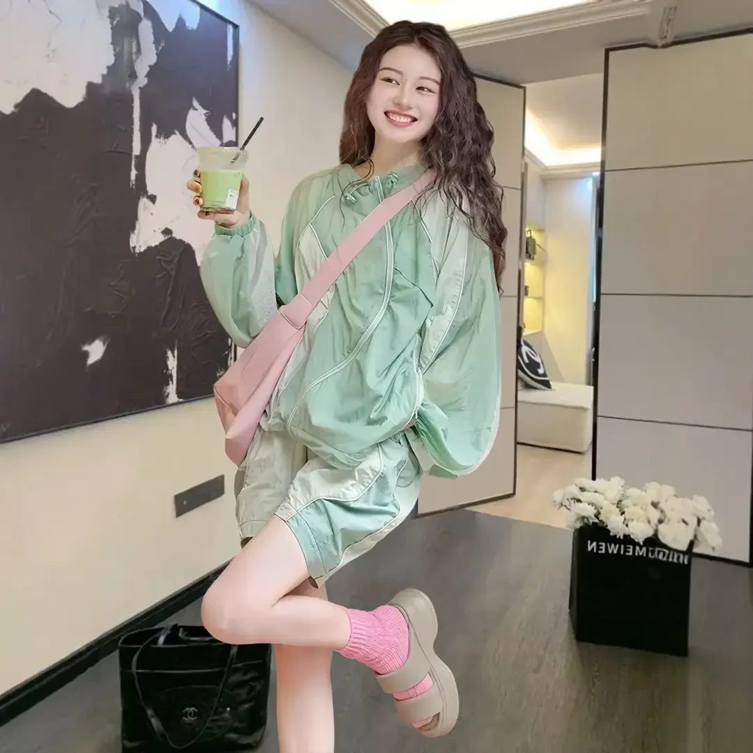 胖mm200斤夏季宽松显瘦减龄休闲运动服轻薄连帽防晒衣短裤套装女