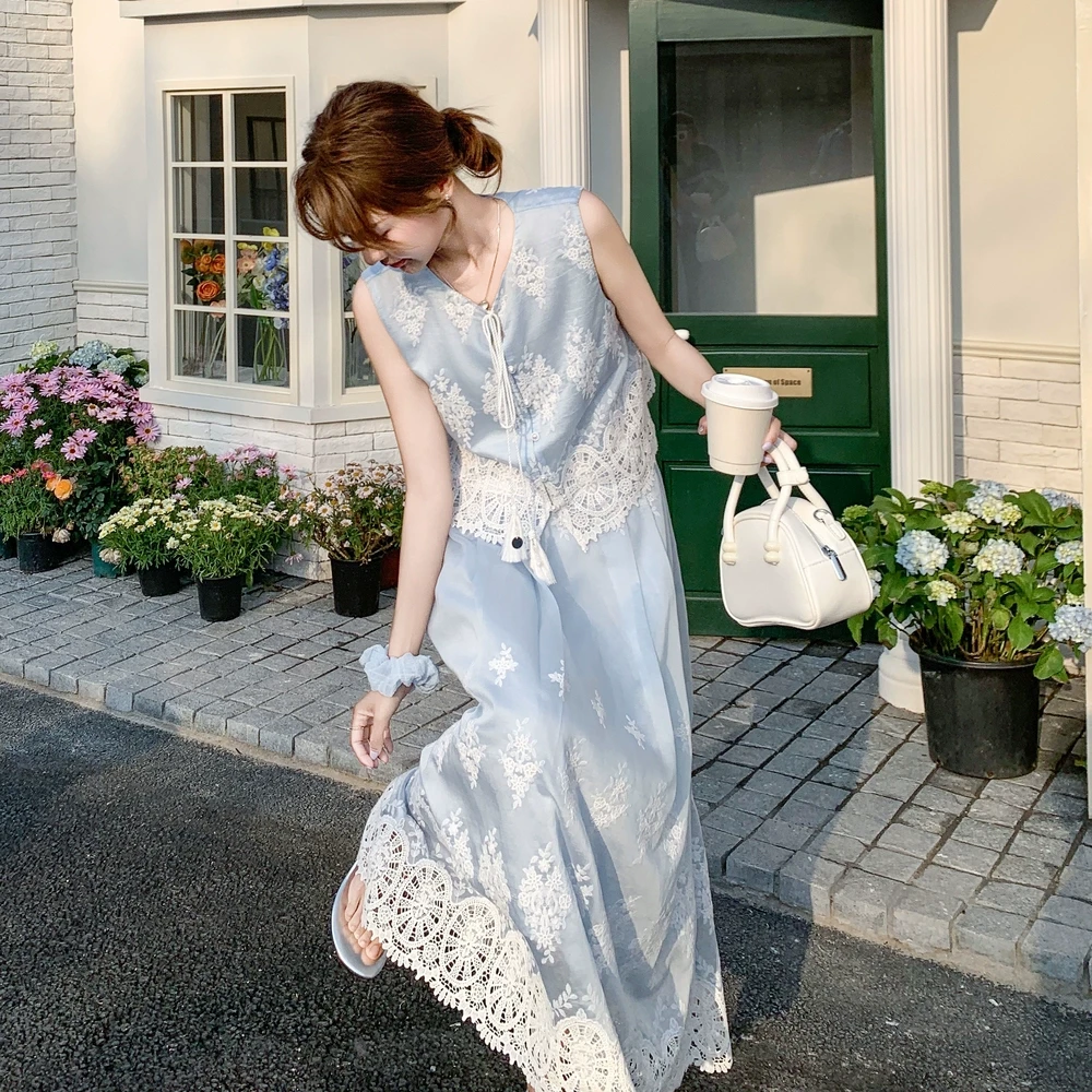 蓝色温柔风镂空刺绣马甲套装裙女2025夏新款高腰压褶半身裙两件套