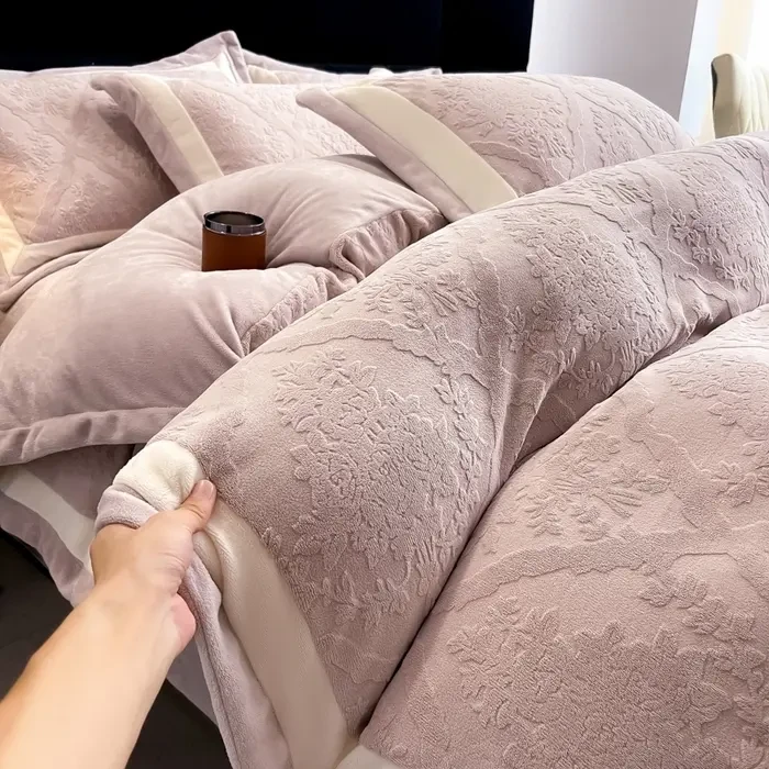 富安娜新款高端雕花牛奶绒宽边四件套加厚双面绒水晶绒冬床上用品