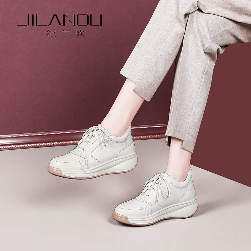 2025春新款妈妈鞋子摇摇软底旅游鞋舒适防滑女鞋真皮时尚休闲鞋女