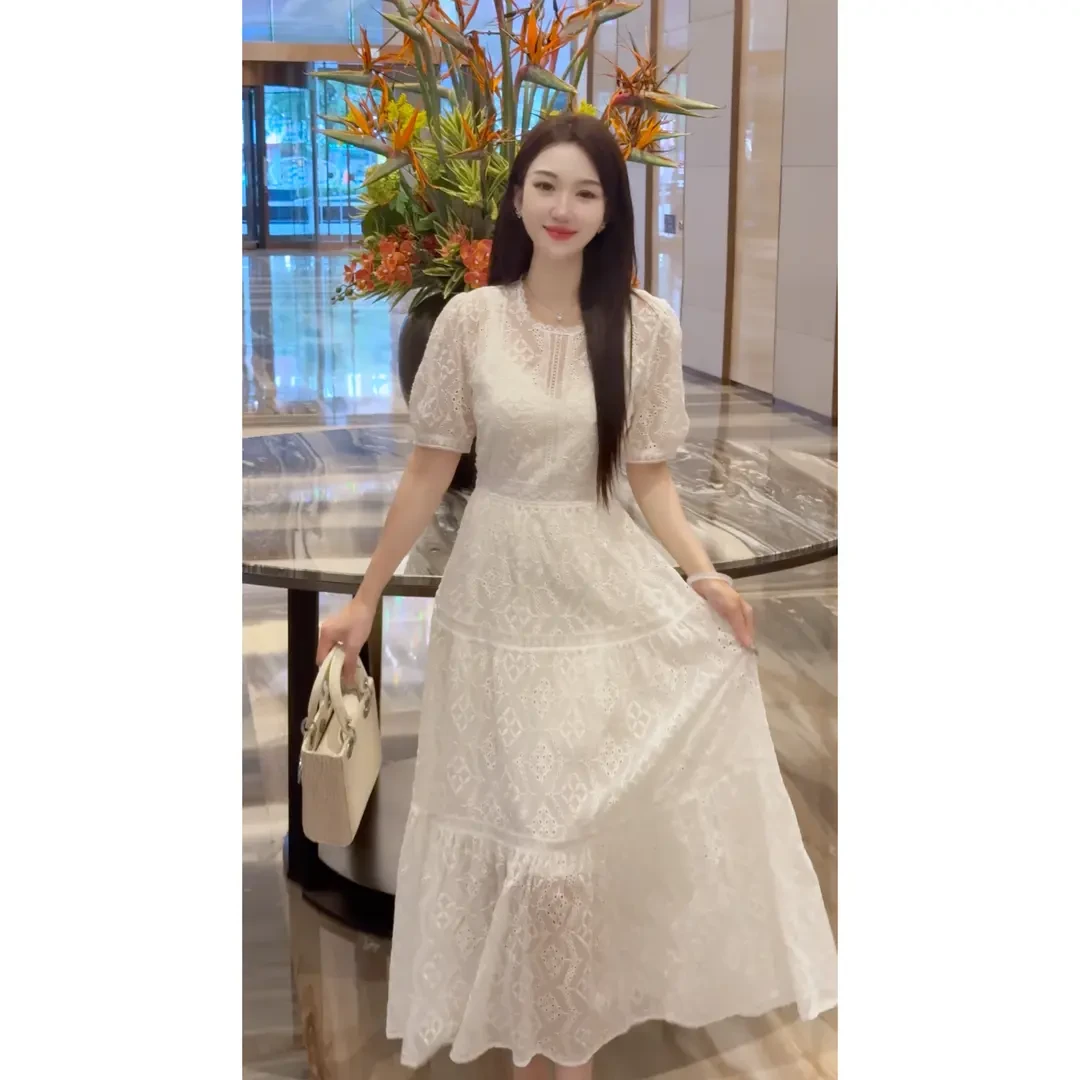 2025夏季新款甜美镂空圆领冷白绣花收腰连衣裙气质长裙6516