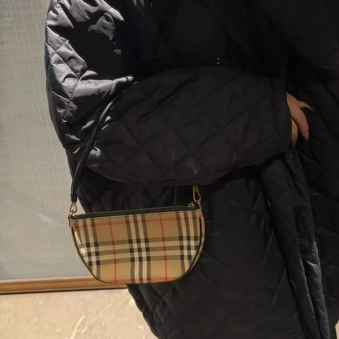 95新 BURBERRY/博柏利 格纹月半腋下单肩包 95新