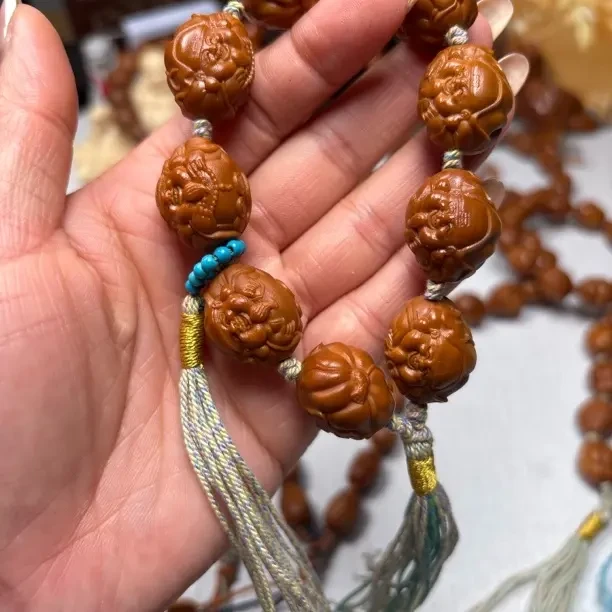 /橄榄核荷叶横财精雕文玩核雕男士