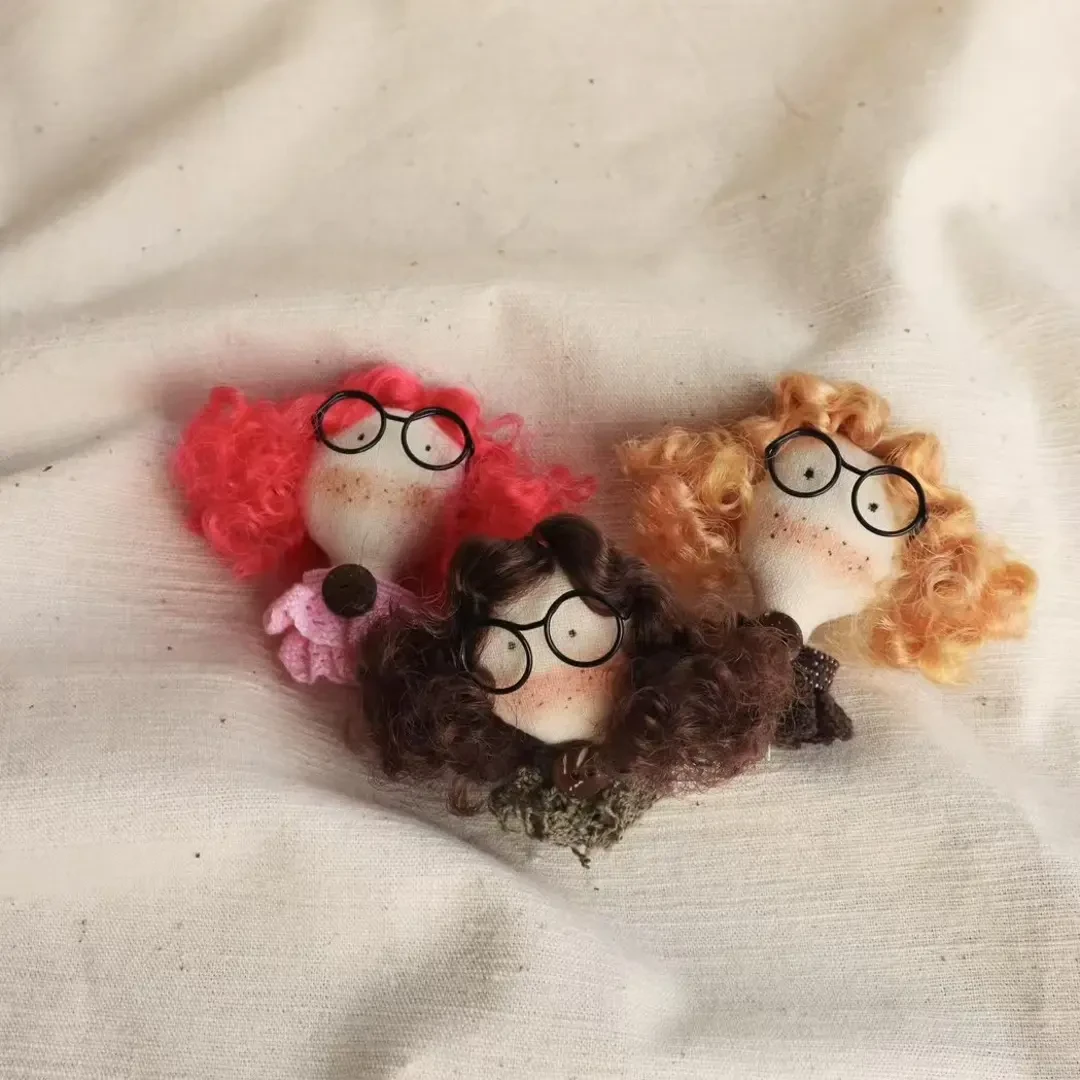 非金属布艺胸针 文艺风戴眼镜的卡通雀斑女孩森女卷发美女胸针