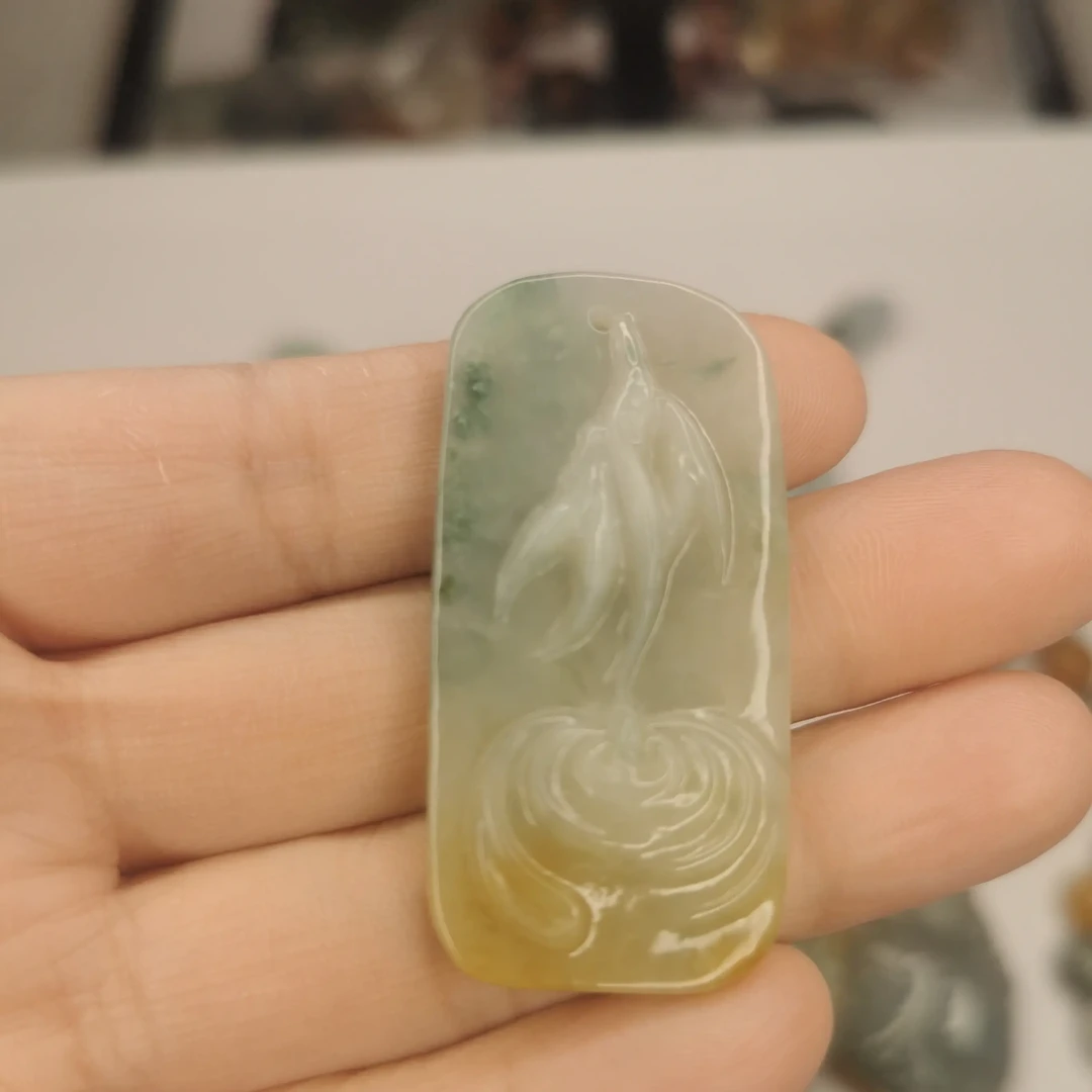 缅甸a货翡翠水滴吊坠俏色