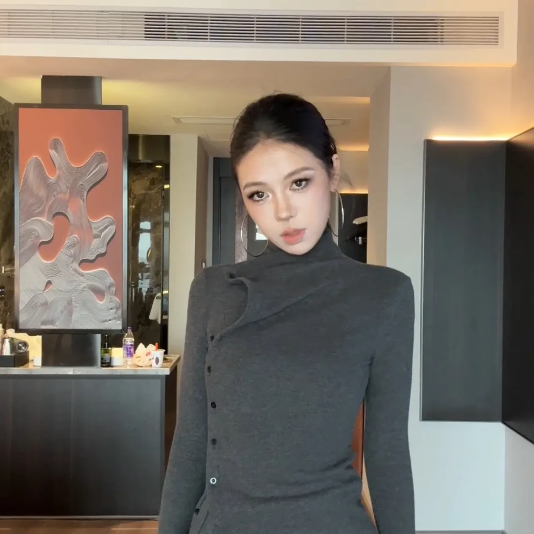 韩系半高领针织打底衫女秋冬不规则设计感修身显瘦内搭长袖上衣