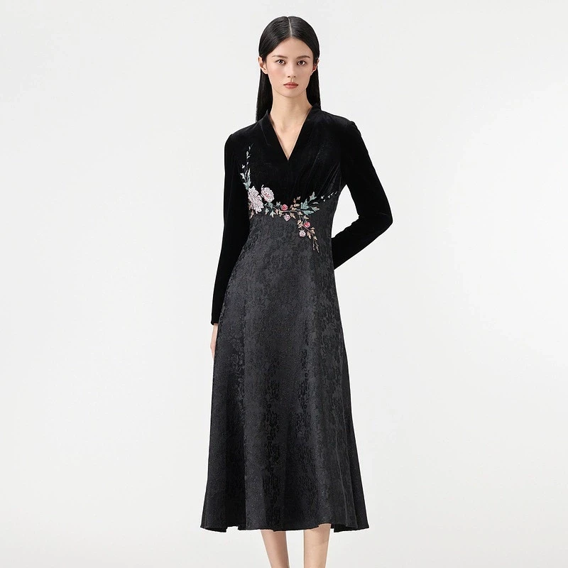 SUSSI/古色25春商场同款前V形连身立领长袖贴花收腰连衣裙黑色