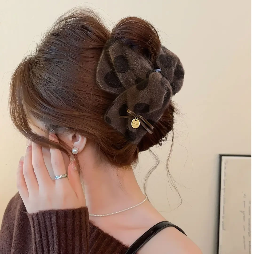 双11好物 慕斯奶咖~三角抓夹女波点毛绒鲨鱼夹盘发夹秋冬发饰