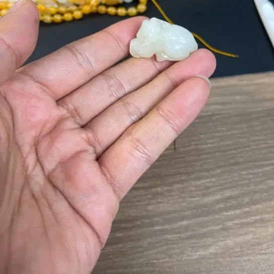 手工雕刻新疆和玉羊
