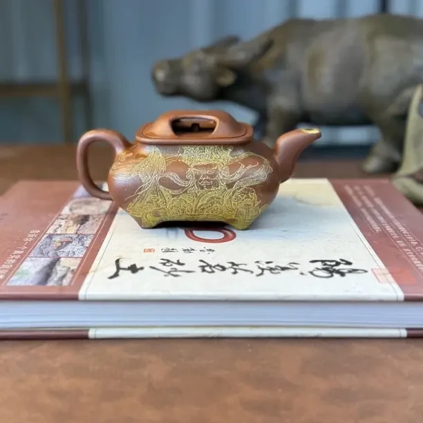 宜兴紫砂原矿底槽清精工手工四方牛盖传炉壶容量300精刻四大天王