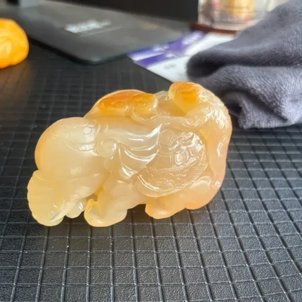 天然黄龙玉洋烟河产口封侯拜香手把小摆件