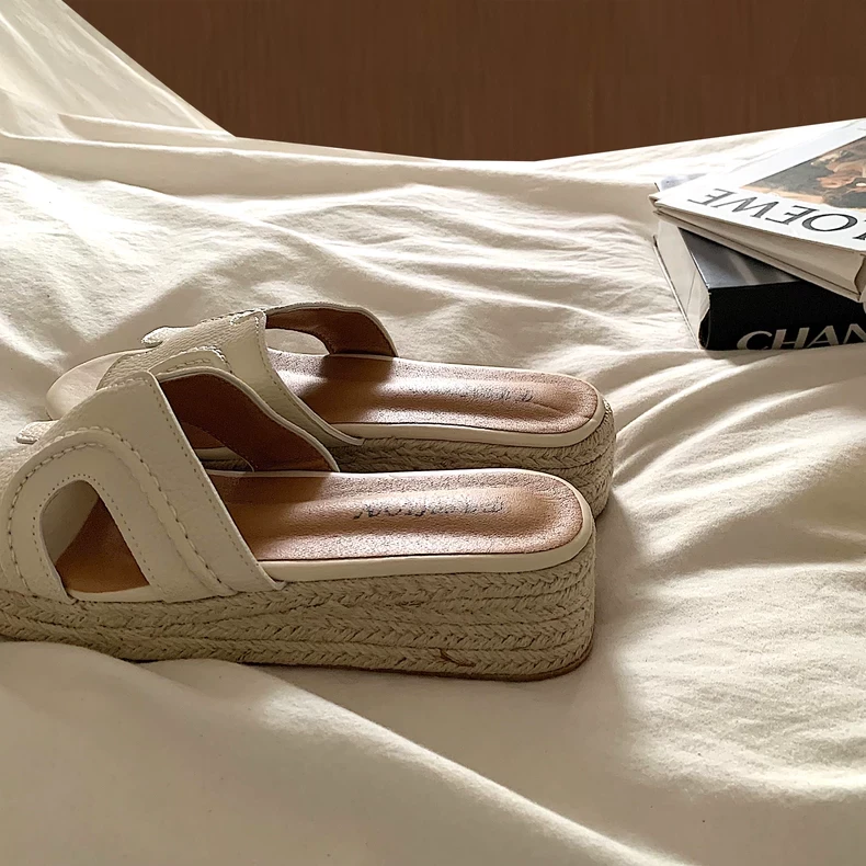 露丝同款~ins夏温柔晚风草编松糕一字拖女外穿绝美坡跟度假凉拖