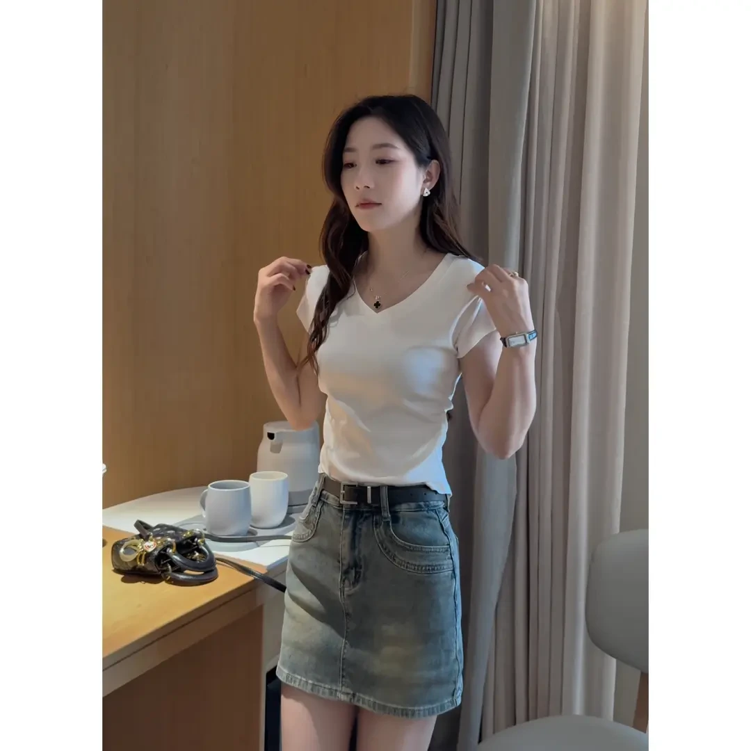 正肩显瘦短袖t桖2025年新款设计感显瘦V领气质上衣 高腰牛仔裙