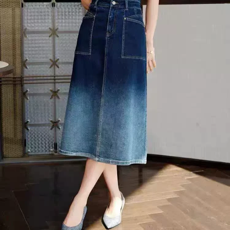 羊范2025春款吊染渐变后斗刺绣半身裙女士百搭显瘦高腰弹力牛仔裙