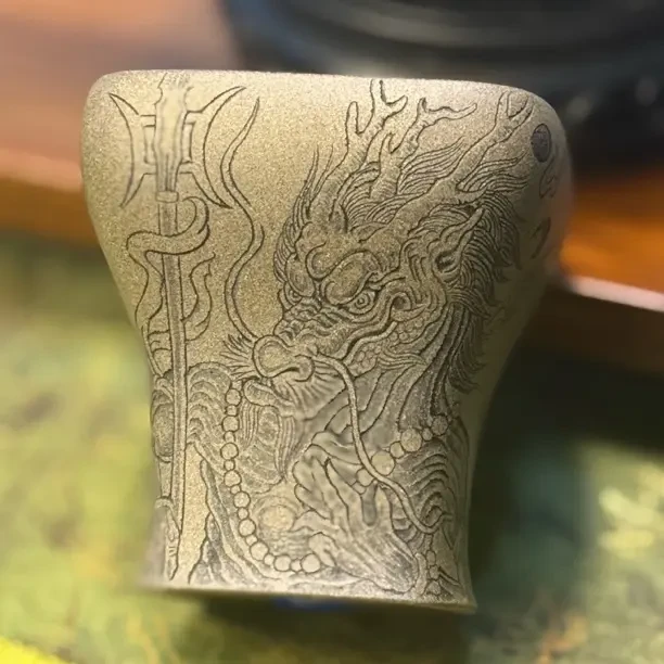 研墨问砂｜宜兴紫砂全手工刻绘龙马精神杯原矿蟹壳青