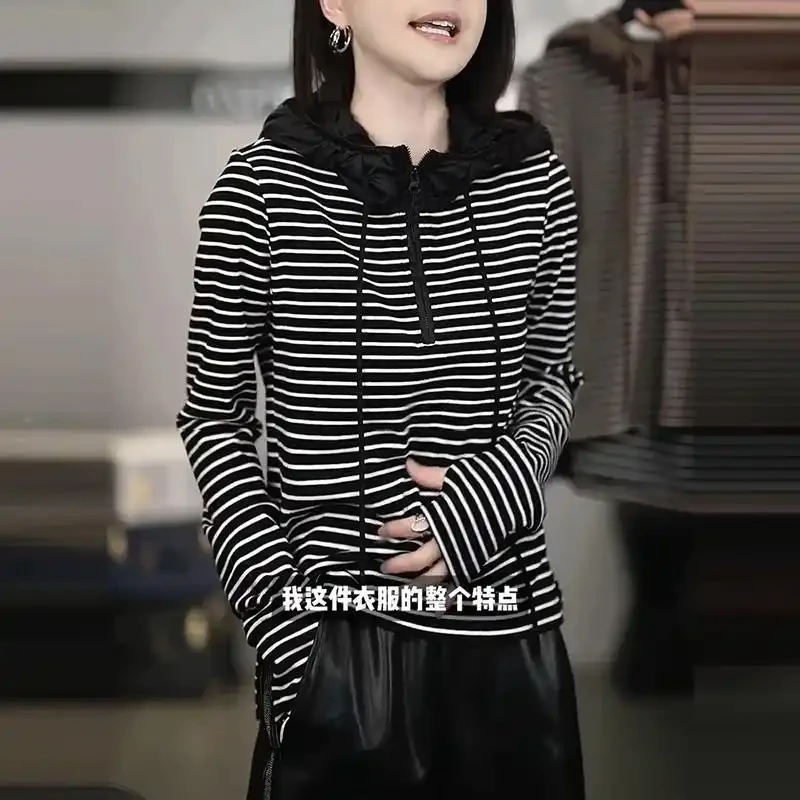 时尚简约黑白条纹连帽女款秋冬卫衣撞色设计感休闲显瘦长袖上衣潮