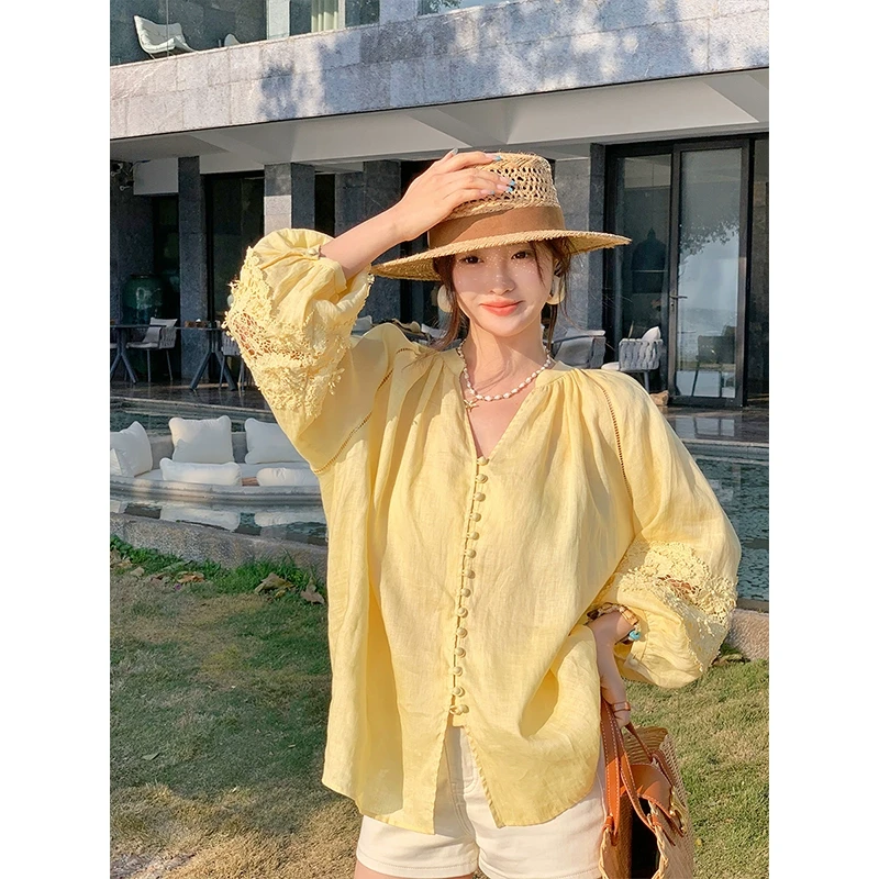 梅子熟了100亚麻V领显瘦衬衫女春夏简约度假风镂空绣花灯笼袖上衣