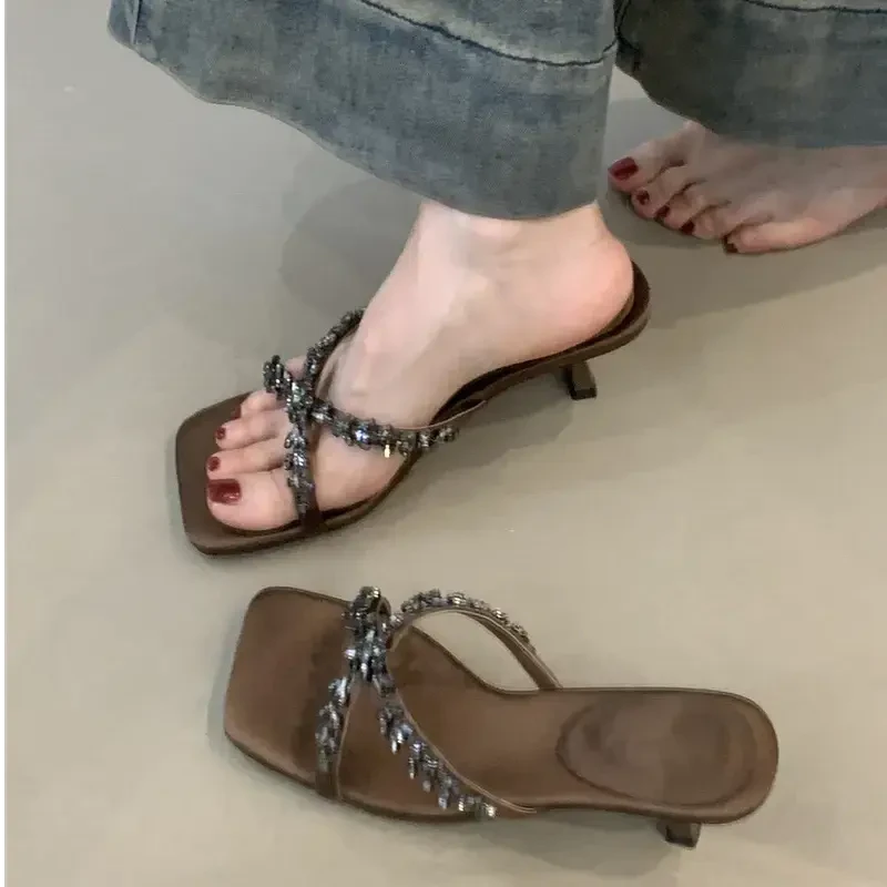 绝美夏季高级感绸面高跟鞋2025新款法式复古交叉细跟凉拖鞋百搭