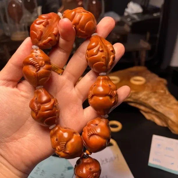 大橄榄手雕青牛手持手把件
