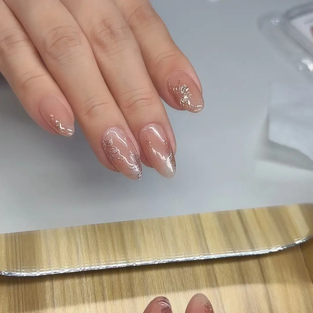 手工穿戴甲秋冬魔镜粉小花美甲显白短款日常温柔气质美甲贴裸色