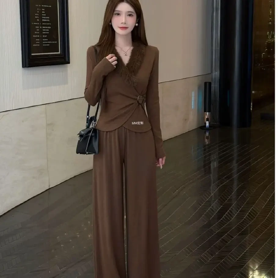 巨好看松网红毛毛V领不规则收腰上衣直筒显瘦长裤套装冬不畏风雪