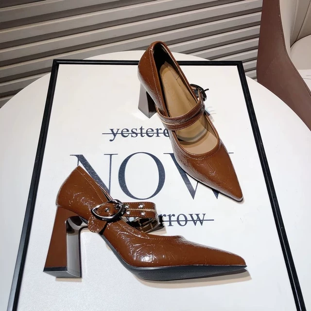 2025新款性感时尚皮带扣尖头高跟鞋女百搭气质粗跟浅口单鞋通勤鞋