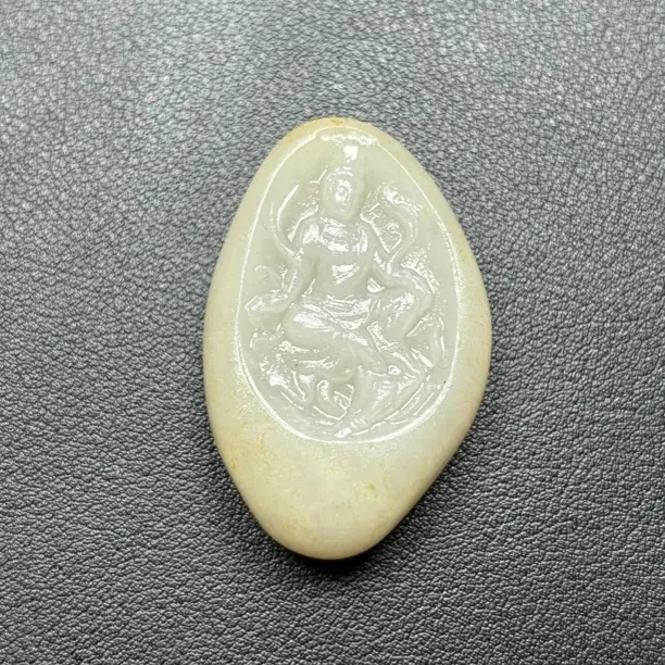 和田玉自在观音原石未镶嵌颈饰挂件