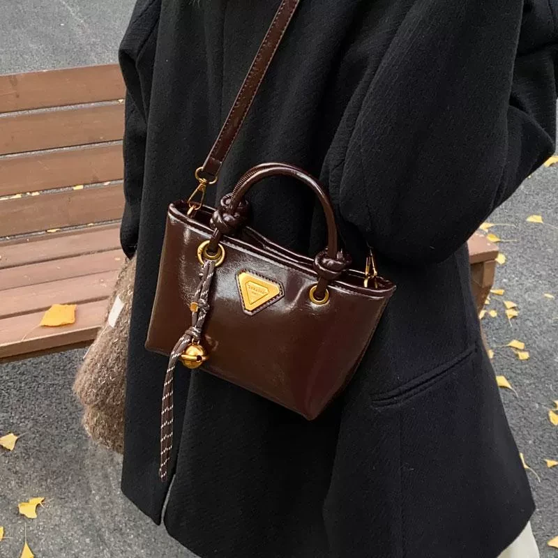 高级感包包女2025新款小众设计时尚手提单肩包复古通勤斜挎水桶包