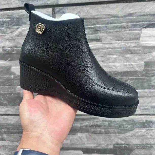 秋冬棉鞋坡跟时尚短靴女保暖圆头低跟平底胶粘