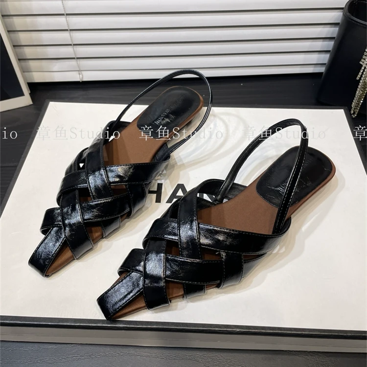 2025夏季新款小众复古编织黑色镂空粗跟包头凉鞋女低跟后空单鞋