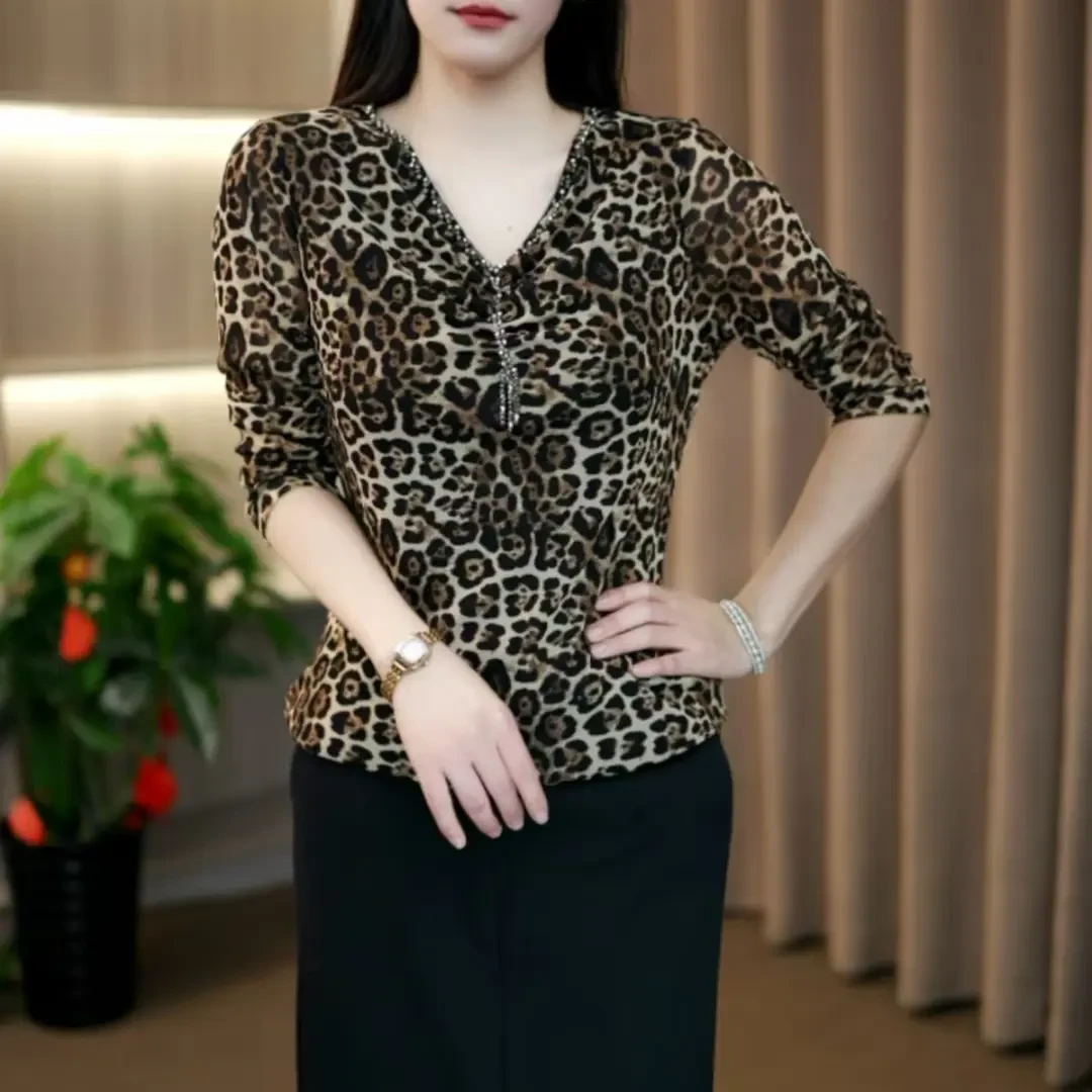 早秋长袖T恤新款时尚豹纹V领气质显瘦网红设计感洋气小衫女士上衣