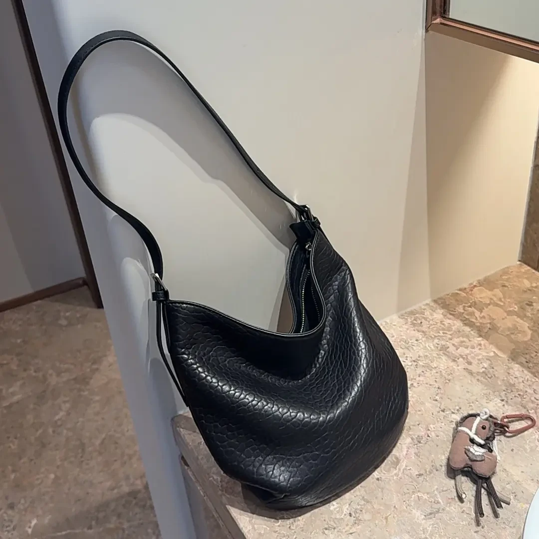 新款泡泡纹羊皮水桶包女时尚百搭单肩斜挎包高级通勤包大容量1511