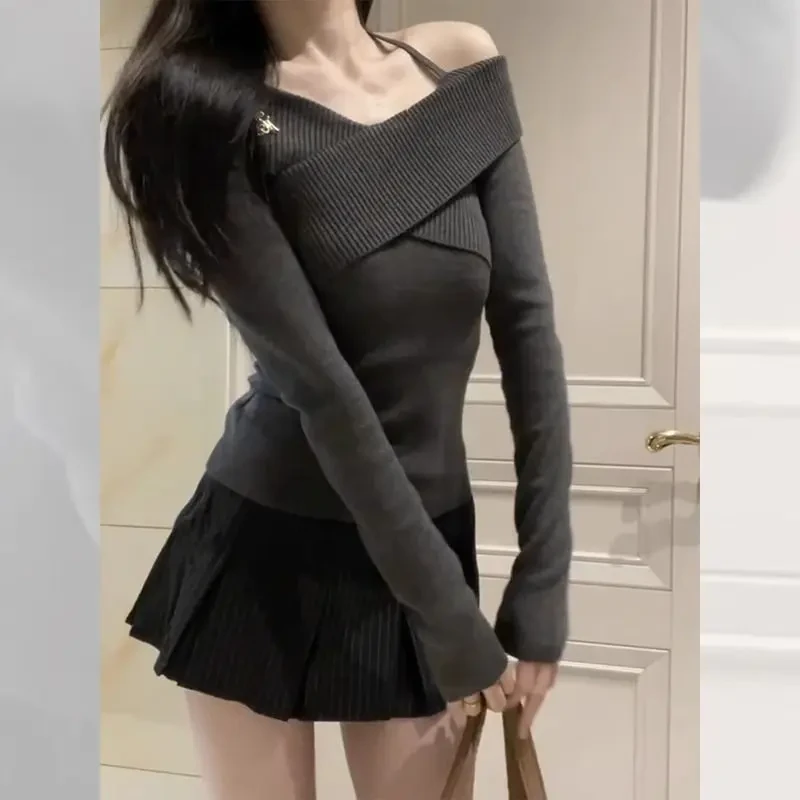 法式修身内搭灰色不规则交叉露肩针织衫女秋冬短款高级感打底毛衣