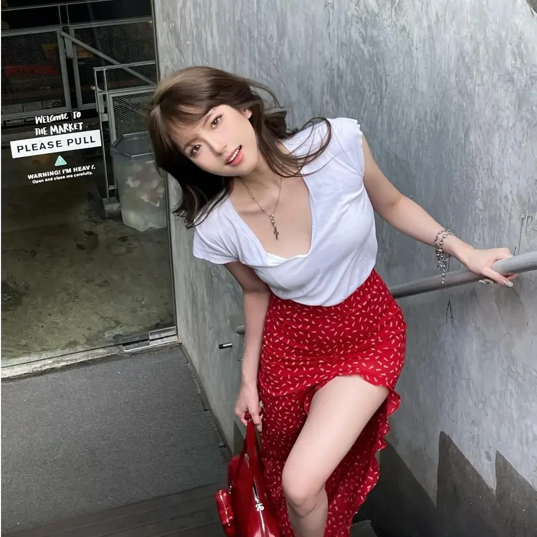 纯欲辣妹套装女简约百搭V领短袖T恤春季不规则碎花半身裙两件套