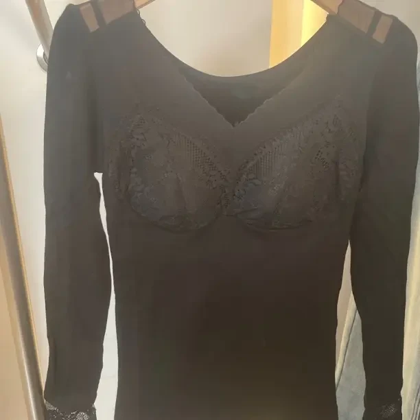 带胸垫蕾丝V领加厚加绒女士保暖修身打底长袖内衣