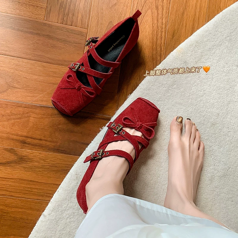 红色交叉带芭蕾舞单鞋女铆钉平底真皮软底法式蝴蝶结玛丽珍鞋大码