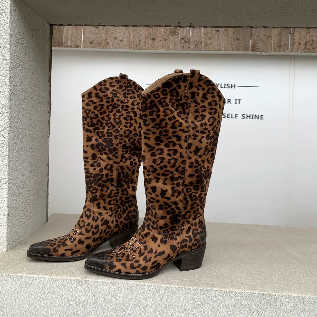 宋熙熙2025春夏新款西部风擦色V口长靴女尖头豹纹粗跟绣线直筒靴