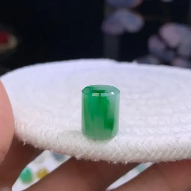 天然缅甸翡翠-品质辣绿翠路路通 散珠特色桶珠13-11.2