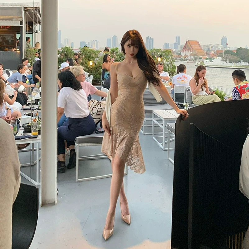 Liuu嘻嘻阿法式性感蕾丝U领吊带裙女春优雅轻奢收腰不规则鱼尾裙