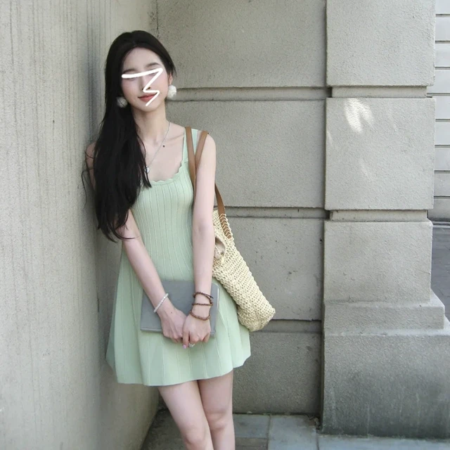 小个子绿色无袖吊带连衣裙子女夏季2025新款法式气质收腰a字短裙