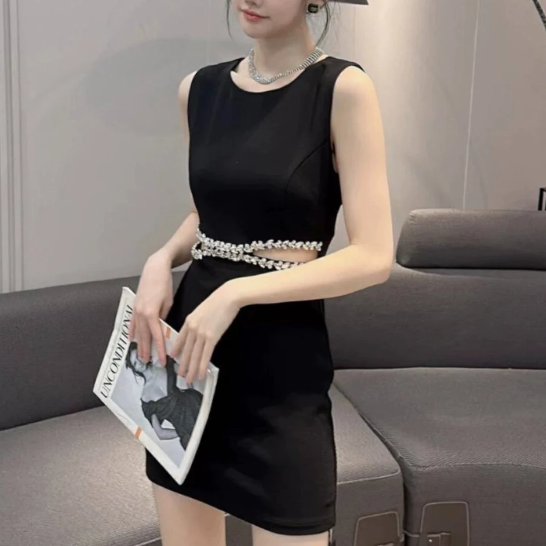 高级感法式性感露腰镂空钉珠圆领无袖轻熟风显瘦连衣裙甜辣小黑裙