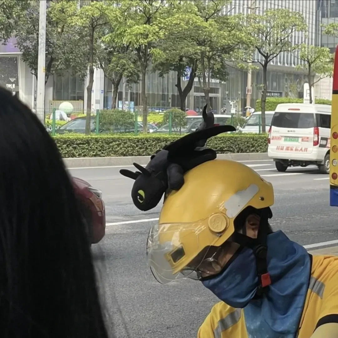 【翅膀可动】摩托车头盔无牙仔机车装饰3M胶黏贴公仔个性显眼装饰品